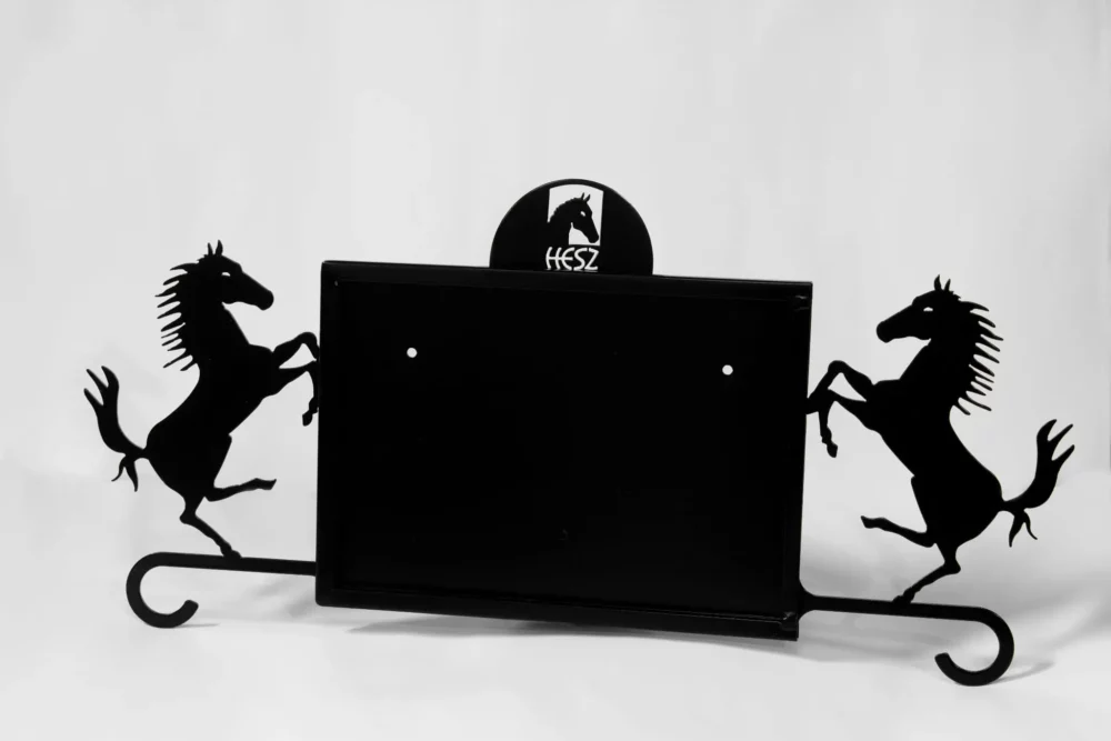 Tabliczka informacyjna z końmi1 Tabliczka informacyjna z końmi1